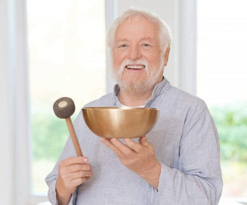 A la recherche d'une méthode de guérison d'accompagnement, l'ingénieur diplômé en technique physique fait ses premières rencontres au Népal avec Singing Bowls.